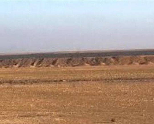 احداث دیوار 650 کیلومتری در مرز عراق با سوریه / ورود تجهیزات جنگی به عین الاسد