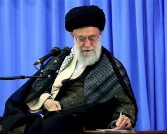 استفتاء از امام خامنه‌ای؛ بی‌حرکت بودن در نماز تا حد واجب است؟