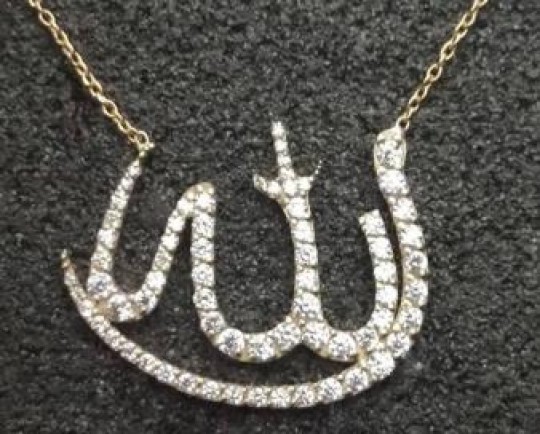 حکم استفاده از زیورآلات منقش به الله و اسم‌های مبارکه چیست؟